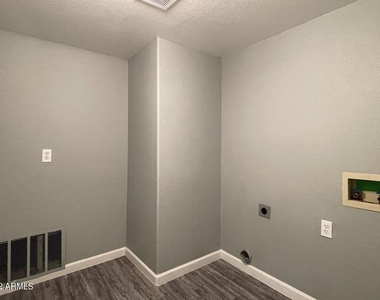 1124 E Rose Lane - Photo Thumbnail 13