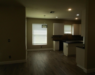 1756 Sw Jamesport Drive - Photo Thumbnail 9
