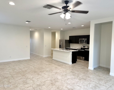 8233 W Clemente Way - Photo Thumbnail 4