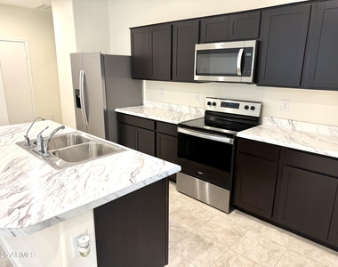 8233 W Clemente Way - Photo Thumbnail 6