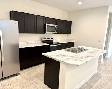 8233 W Clemente Way - Photo Thumbnail 7