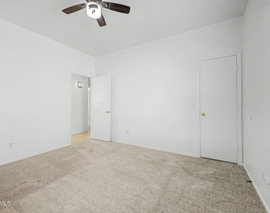 9111 W Cambridge Avenue - Photo Thumbnail 22