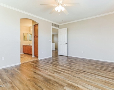 912 E Mayfield Circle - Photo Thumbnail 13