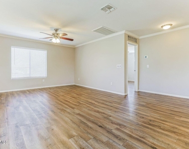 912 E Mayfield Circle - Photo Thumbnail 2