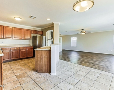 912 E Mayfield Circle - Photo Thumbnail 7