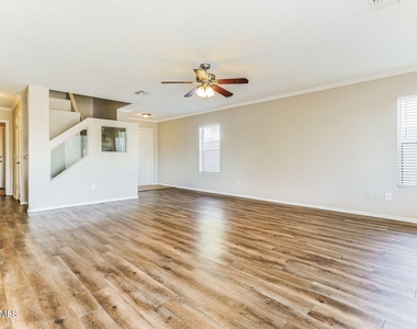 912 E Mayfield Circle - Photo Thumbnail 5