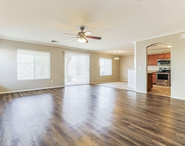 912 E Mayfield Circle - Photo Thumbnail 3