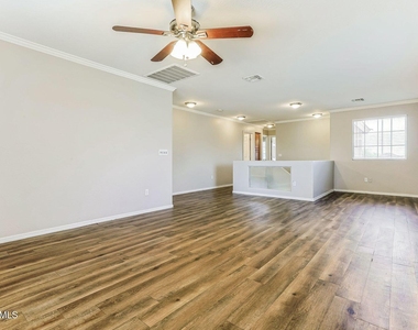 912 E Mayfield Circle - Photo Thumbnail 10