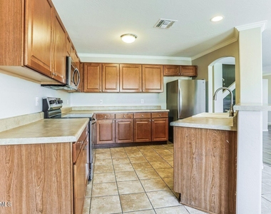 912 E Mayfield Circle - Photo Thumbnail 8