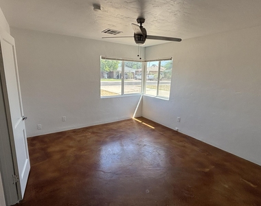 5548 N 12th Avenue - Photo Thumbnail 8
