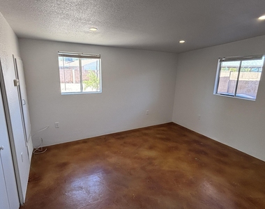 5548 N 12th Avenue - Photo Thumbnail 19