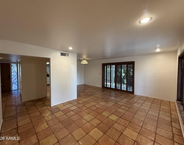 2114 S La Rosa Drive - Photo Thumbnail 5