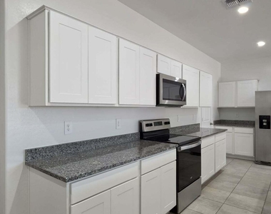 36121 W San Ildefanso Avenue - Photo Thumbnail 10