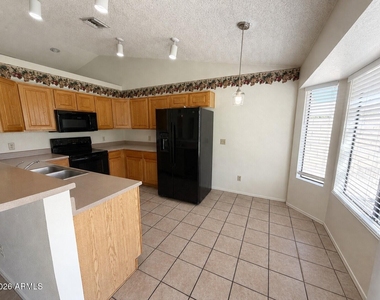 7203 W Kimberly Way - Photo Thumbnail 5