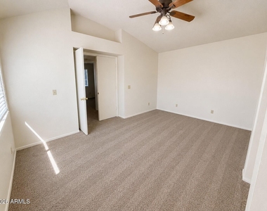7203 W Kimberly Way - Photo Thumbnail 10