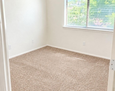 3873 E Bridgeport Parkway - Photo Thumbnail 10