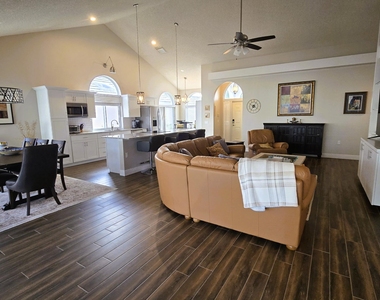 2295 Saratoga Lane - Photo Thumbnail 5