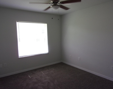 1225 Sw Milan Lane - Photo Thumbnail 12
