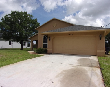 1225 Sw Milan Lane - Photo Thumbnail 1