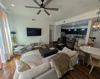 401 E Boyd Street - Photo Thumbnail 3