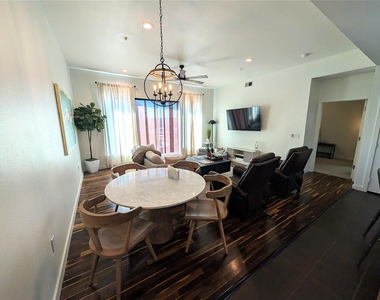 401 E Boyd Street - Photo Thumbnail 2
