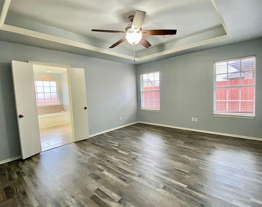 4805 Stag Horn Drive - Photo Thumbnail 8