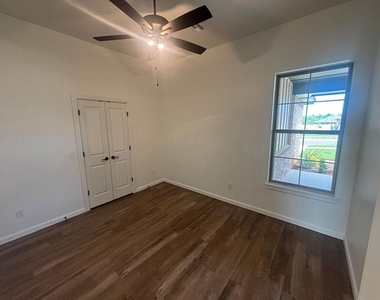 1900 Inglenook Drive - Photo Thumbnail 12