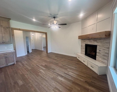 1900 Inglenook Drive - Photo Thumbnail 2