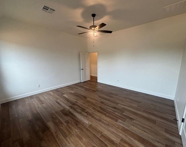 1900 Inglenook Drive - Photo Thumbnail 8