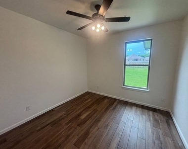 1900 Inglenook Drive - Photo Thumbnail 17
