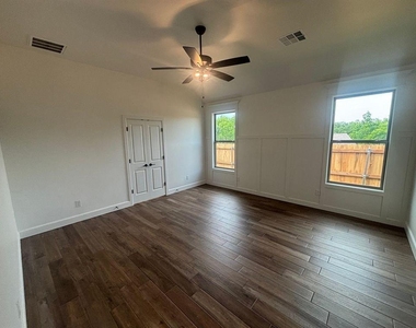 1900 Inglenook Drive - Photo Thumbnail 7