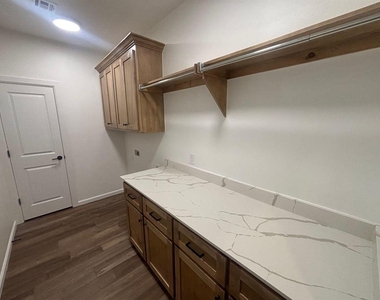 1900 Inglenook Drive - Photo Thumbnail 20