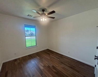 1900 Inglenook Drive - Photo Thumbnail 14