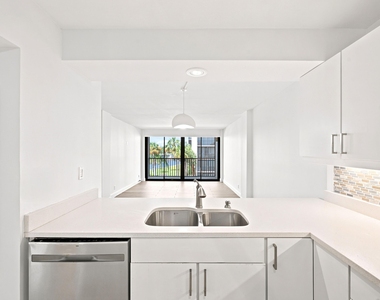 8 Royal Palm Way - Photo Thumbnail 10