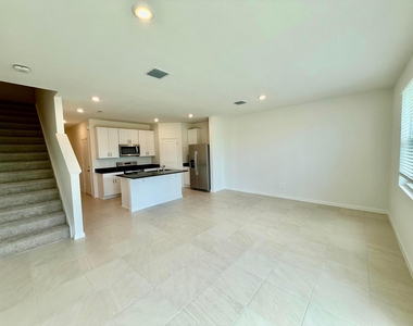655 Salisbury Circle - Photo Thumbnail 3