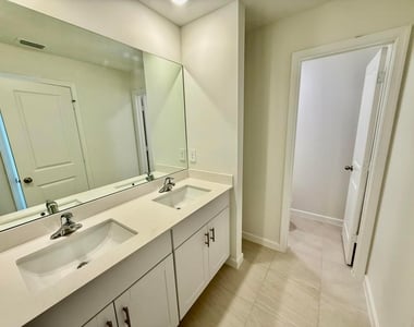 655 Salisbury Circle - Photo Thumbnail 10