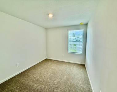 655 Salisbury Circle - Photo Thumbnail 12