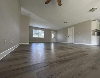 1633 Se Arapaho Avenue - Photo Thumbnail 3