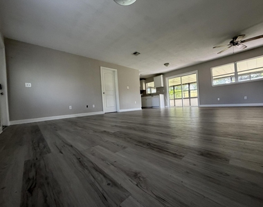 1633 Se Arapaho Avenue - Photo Thumbnail 2