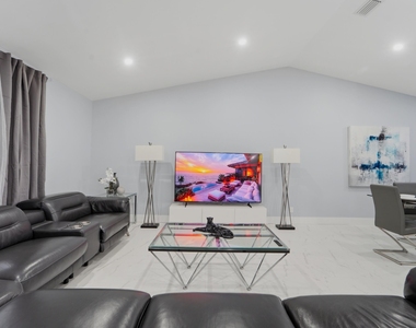 606 Juniper Place - Photo Thumbnail 3