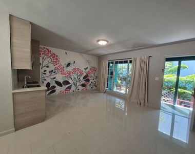 1007 Se 2nd Court - Photo Thumbnail 1