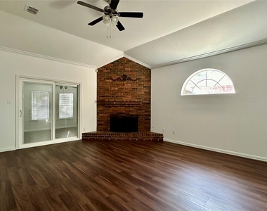 808 Pinnacle Circle - Photo Thumbnail 4