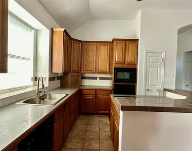 808 Pinnacle Circle - Photo Thumbnail 6