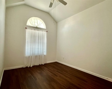 808 Pinnacle Circle - Photo Thumbnail 12