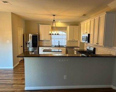 771 Whitman Place - Photo Thumbnail 4