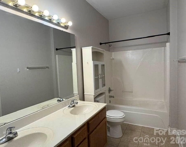 18710 Oakhurst Boulevard - Photo Thumbnail 12