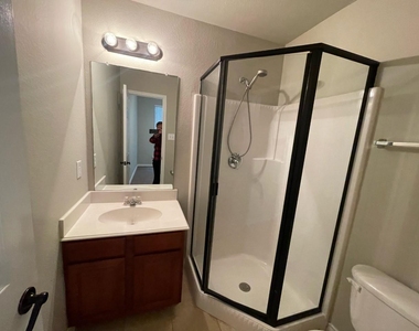 910 Glenn Crossett Street - Photo Thumbnail 6
