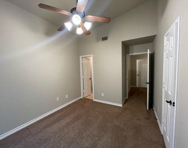 910 Glenn Crossett Street - Photo Thumbnail 5