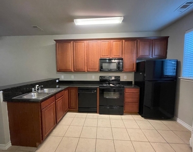 910 Glenn Crossett Street - Photo Thumbnail 3
