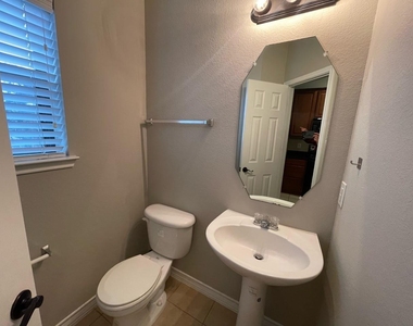 910 Glenn Crossett Street - Photo Thumbnail 4